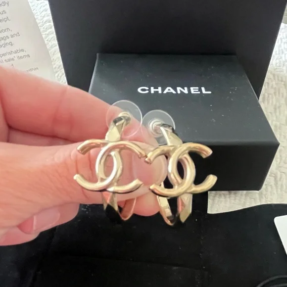 ❌SOLD❌CHANEL Authentic 17P Gold CC Logo Hoop Earrings - gently used! - Picture 7 of 14